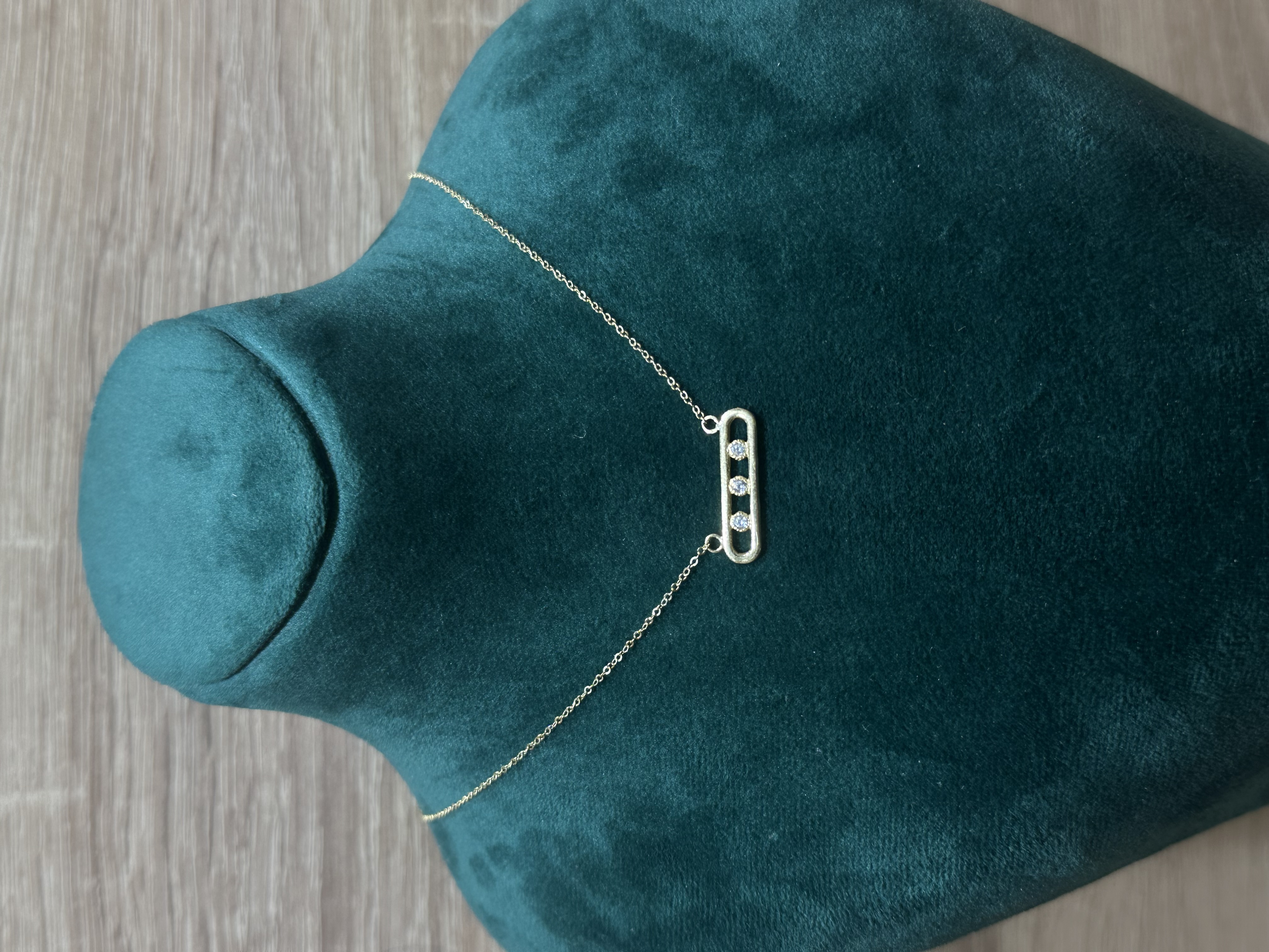  Collier Épure à Trois Pierres